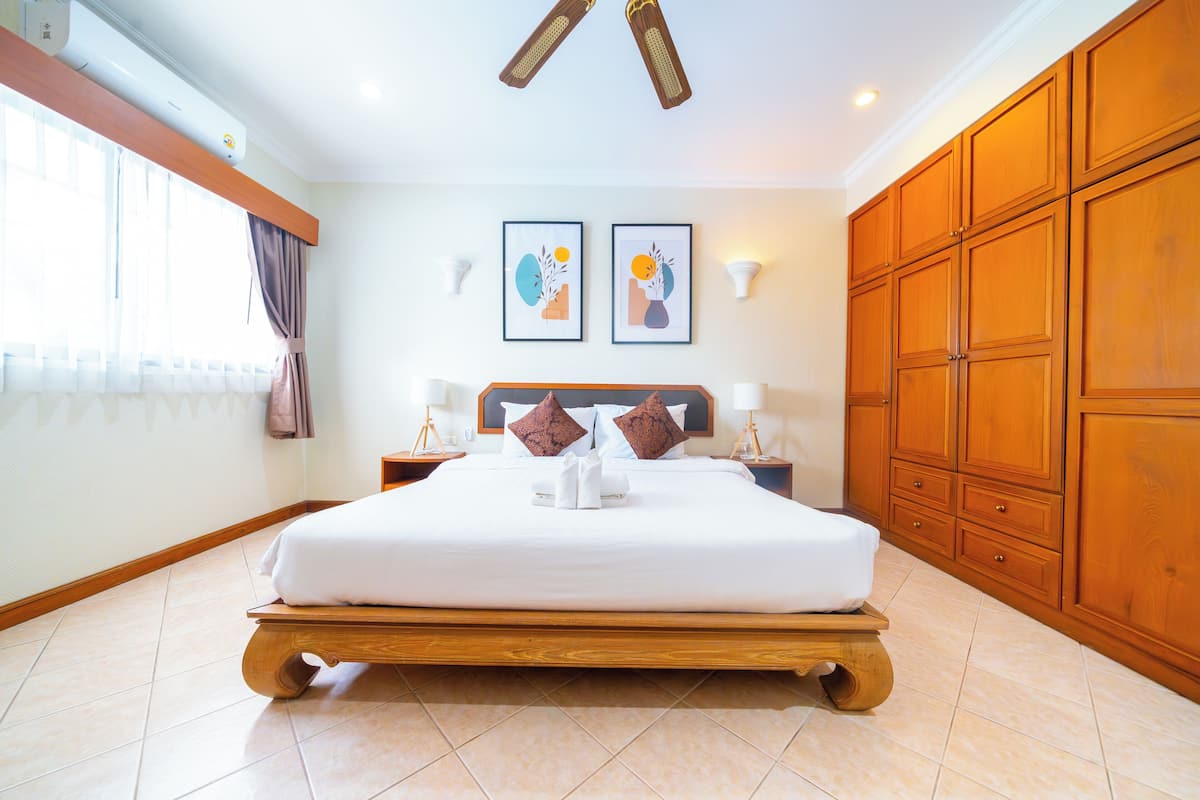 Suite, Balcony | Bed sheets