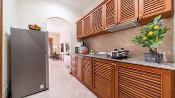 Studio, 1 King Bed, Non Smoking, Balcony | Individually decorated, laptop workspace, bed sheets