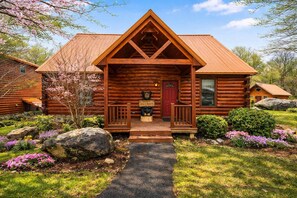Exterior - Cozy 3BR Cabin Near National Park W Hot Tub/Arcade (Gatlinburg)