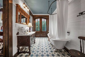 Shower, hair dryer, towels - High End Design Near Downtown Gatlinburg/Views (Gatlinburg)