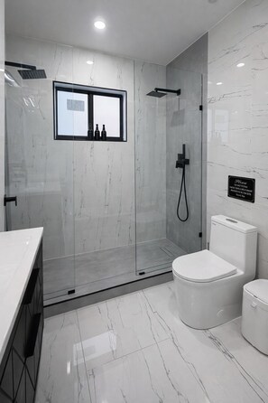 Shower, hair dryer, towels, soap - Hollywood- Private Pool • Tiki hut. Modern place - 6 sleeps  (Pembroke Pines)
