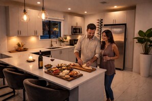 Fridge, microwave, oven, coffee/tea maker - Hollywood- Private Pool • Tiki hut. Modern place - 6 sleeps  (Pembroke Pines)