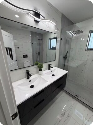 Shower, hair dryer, towels, soap - Hollywood- Private Pool • Tiki hut. Modern place - 6 sleeps  (Pembroke Pines)