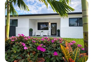 Exterior - Hollywood- Private Pool • Tiki hut. Modern place - 6 sleeps  (Pembroke Pines)