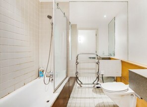 Hair dryer, bidet, towels, soap - Well-lit spacious 2-bed, 2 bathroom flat with a view of Limehouse DLR (London)
