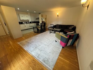 Living area - Well-lit spacious 2-bed, 2 bathroom flat with a view of Limehouse DLR (London)