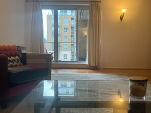 Living area - Well-lit spacious 2-bed, 2 bathroom flat with a view of Limehouse DLR (London)