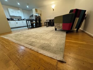 Interior - Well-lit spacious 2-bed, 2 bathroom flat with a view of Limehouse DLR (London)