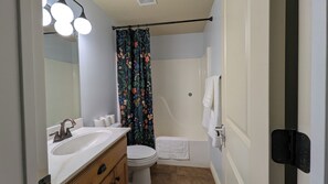 Towels, soap, shampoo, toilet paper - Lower River Cottage - Cozy 3bed basement in Spanish Fork near SF River trail (Spanish Fork)