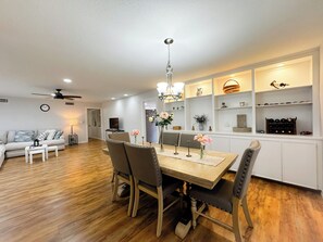 Dining - Peaceful 2-bedroom condo with AC in vibrant Houston (Houston)