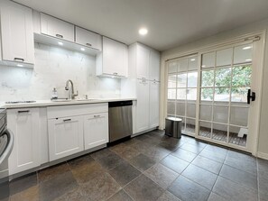 Private kitchen - Peaceful 2-bedroom condo with AC in vibrant Houston (Houston)