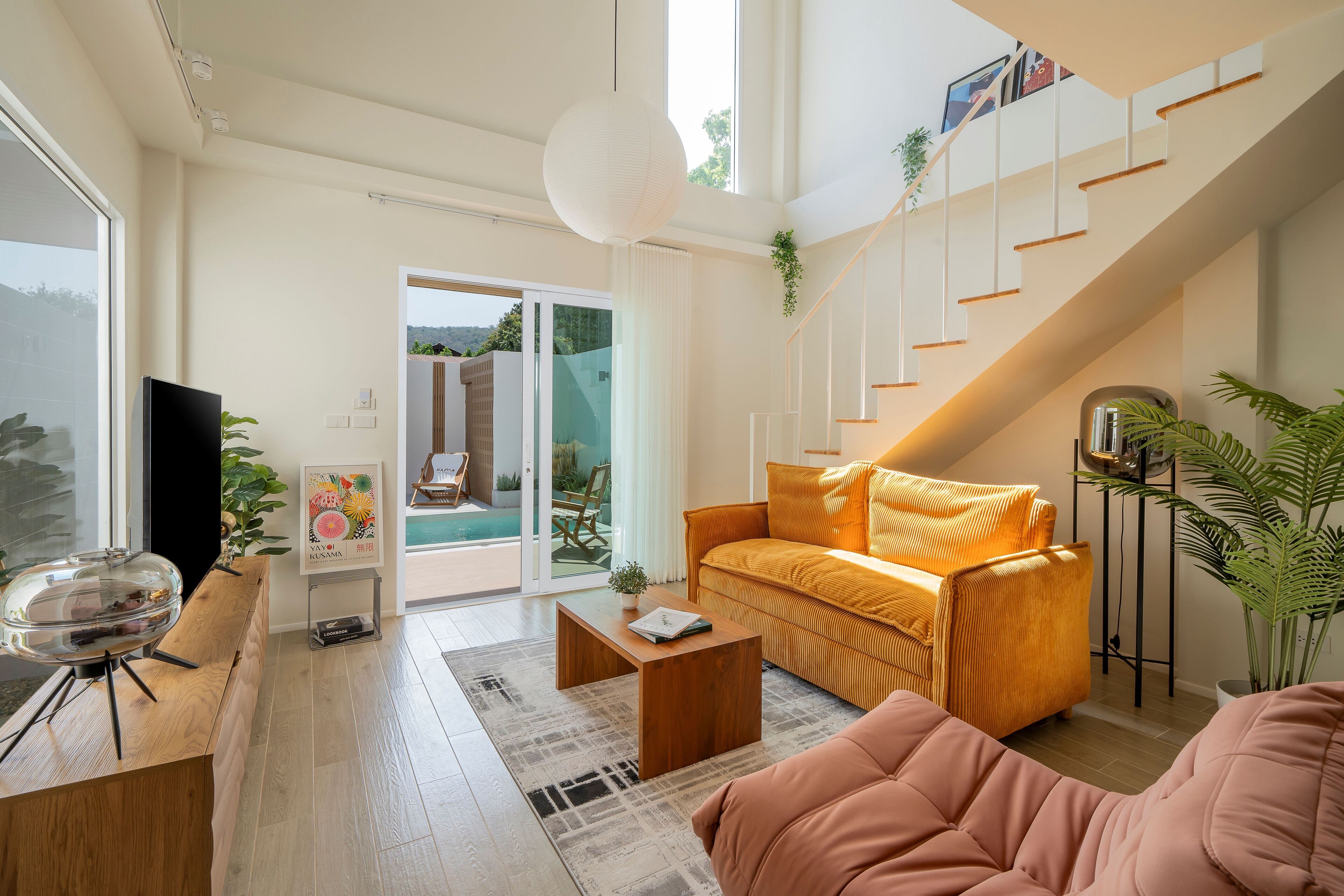 تلفزيون ذكي بحجم 8-بوصة يعرض قنوات تلفزيونية باشتراك مدفوع