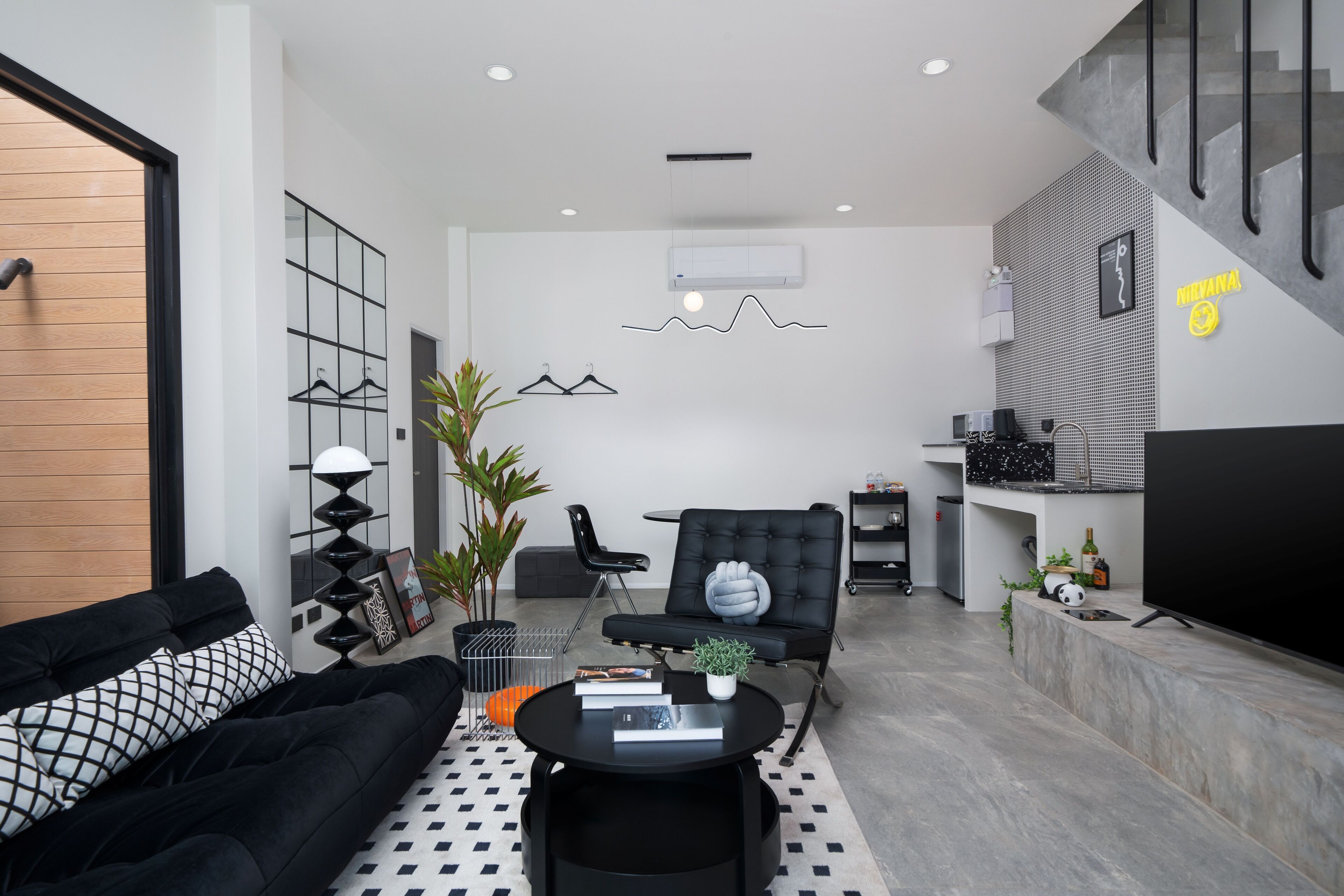 PAMA 02 | บริเวณนั่งเล่น | สมาร์ททีวี 8 นิ้ว พร้อมช่องเคเบิล