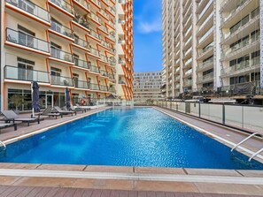 สระว่ายน้ำกลางแจ้ง