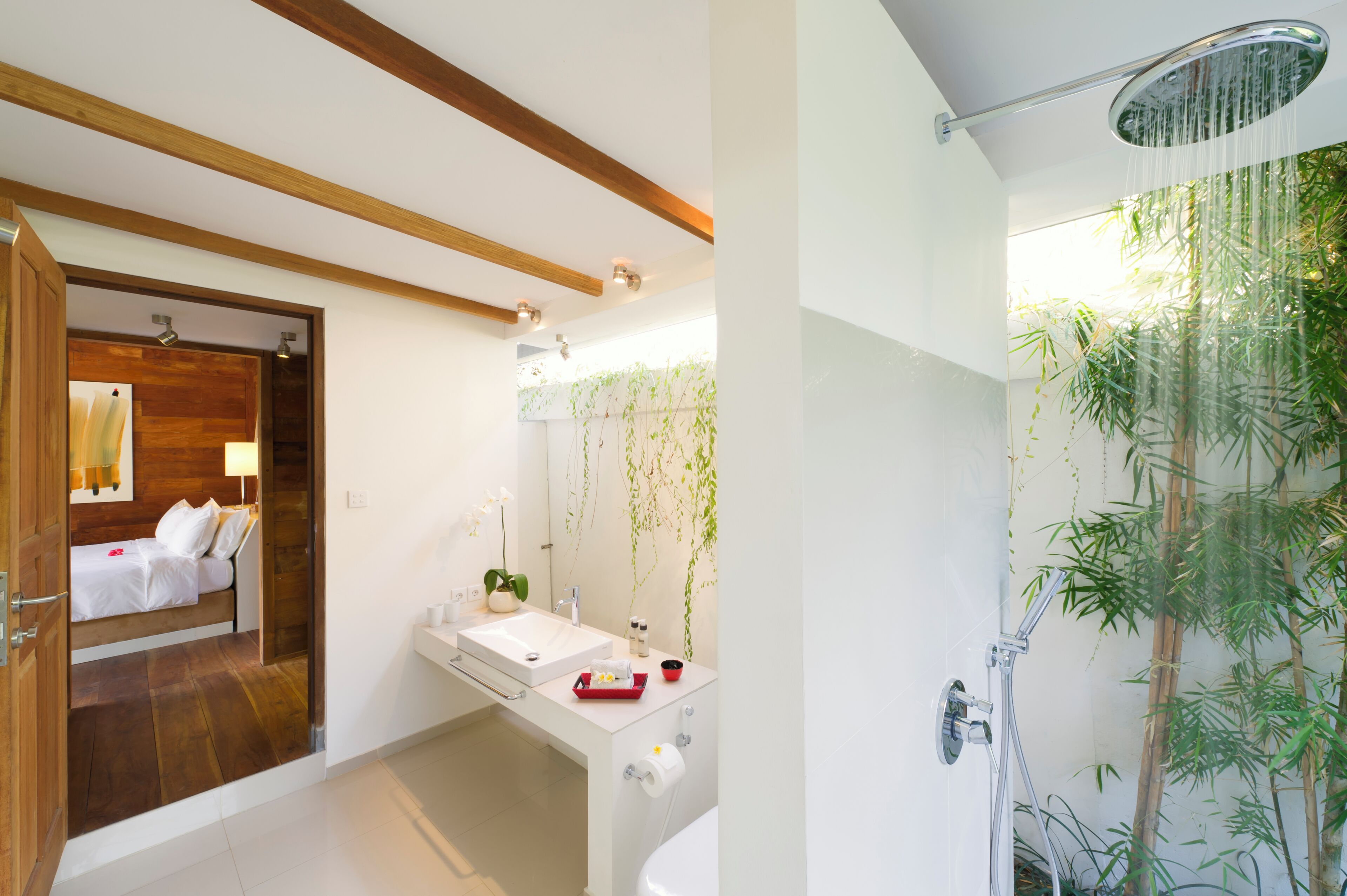 Vila família, piscina particular, vista para o jardim | Banheiro | Banheira e chuveiro separados, toalhas de banho, sabonete, shampoo