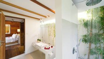 Vila família, piscina particular, vista para o jardim | Banheiro | Banheira e chuveiro separados, toalhas de banho, sabonete, shampoo