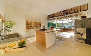 Kjøleskap, kokeplater, høy barnestol og kjøkkenutstyr