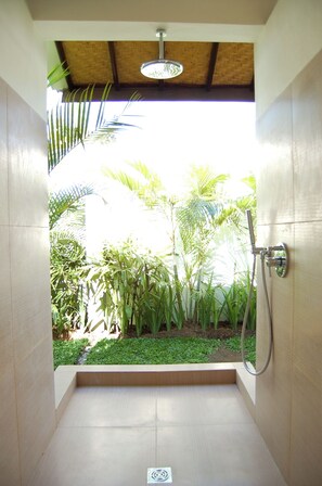 Villa, privat basseng, hageutsikt | Overnattingsstedets uteområder