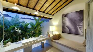 Banheira e chuveiro separados, toalhas de banho, sabonete, shampoo