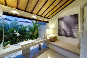 Separate bathtub and shower, towels, soap, shampoo - Sahana Villas (Seminyak)