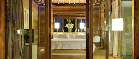 Caja de seguridad en la habitación, escritorio y cortinas blackout