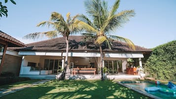 Cofres nos quartos, escrivaninha, cortinas blackout, Wi-Fi de cortesia