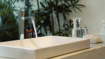 Villa, eigener Pool, Gartenblick | Badezimmer | Badewanne und Dusche (separat), Handtücher, Seife, Shampoo