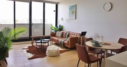 Waterview Apt near Olympic Park Pool Parking, Wifi, Ferry & Train to City