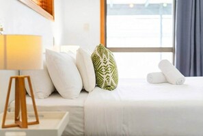 WiFi, bed sheets - Room for Everyone, Spacious 4BR Pool Retreat (Kirwan)