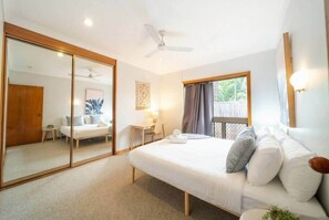 WiFi, bed sheets - Room for Everyone, Spacious 4BR Pool Retreat (Kirwan)