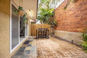 Outdoor dining - Arlo Stays - Townsville City (South Townsville)