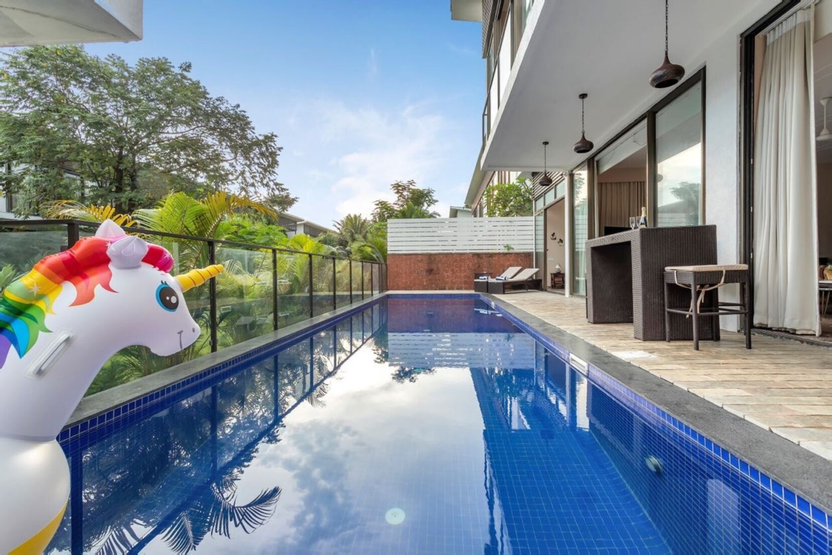 Una piscina al aire libre