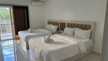 Family Double Room, Balcony | Living area