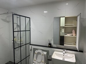 Habitación doble familiar, balcón | Baño | Regadera, amenidades de baño gratuitas, secadora de cabello, pantuflas 