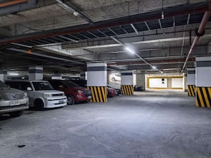 Wheelchair accessible van parking - OYUSTAY Clark condo near airport casino  (Mabalacat City)