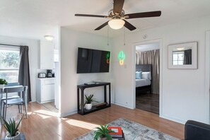 1 bedroom, desk, iron/ironing board, travel cot - The Westheimer Dream 7, Walkable Montrose 1BR (Houston)