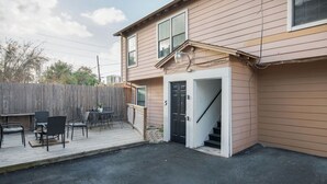 Une maison à deux étages dotée d’un patio couvert.