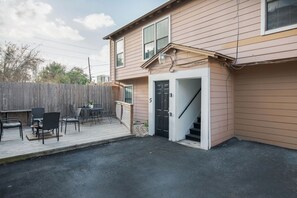 Outdoor dining - The Westheimer Dream 7, Walkable Montrose 1BR (Houston)