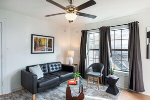 Smart TV - The Westheimer Dream 7, Walkable Montrose 1BR (Houston)