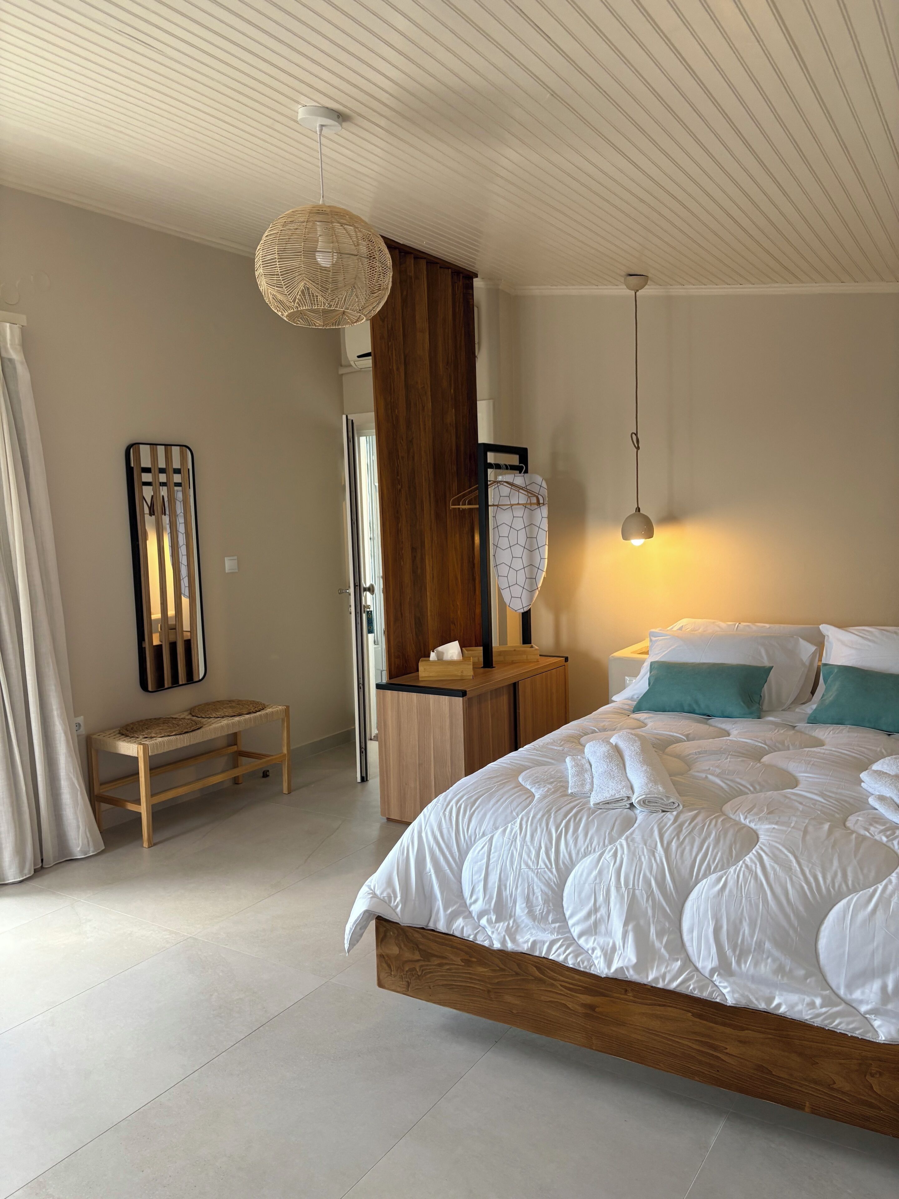 Iron/ironing board, WiFi, bed sheets