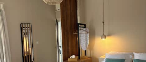 Tabla de planchar con plancha, wifi y ropa de cama