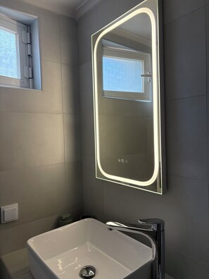 Dusch, hårtork, handdukar och tvål