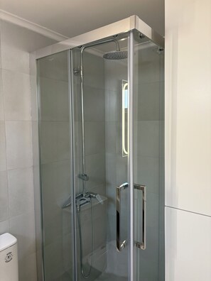 Douche, sèche-cheveux, serviettes fournies, savon