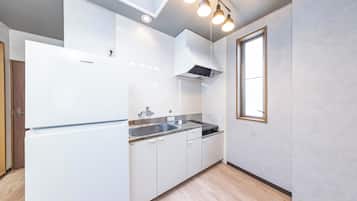 Family Apartment, 3 Bedrooms, Non Smoking, Private Bathroom | Private kitchen | Microwave, stovetop, cookware/dishes/utensils