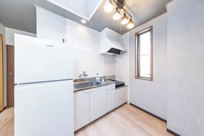 Apartamento familiar, 3 habitaciones, no fumadores, baño privado | Cocina privada | Microondas, placa de cocina y utensilios de cocina