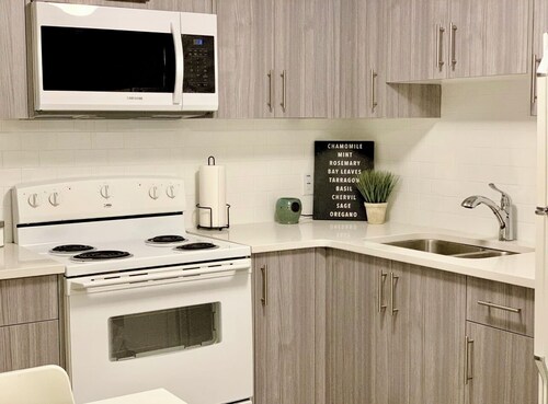 Cozy and Homey 1 Bedroom Basement Suite | 12 Mins to Airport