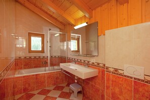Bathtub - Chalet in Saalbach Near Ski Lift (Saalbach-Hinterglemm)