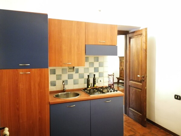 Private kitchen - Charming Villa in Maida With Pool & Garden (San Pietro a Maida)