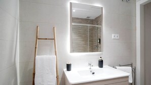 Shower, hair dryer, towels, soap - Murallas Home (Ávila)