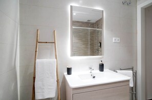 Douche, sèche-cheveux, serviettes fournies, savon